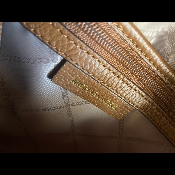 Brand new Micheal kors backpack 🔥👌🏼 - Picture 4 of 7